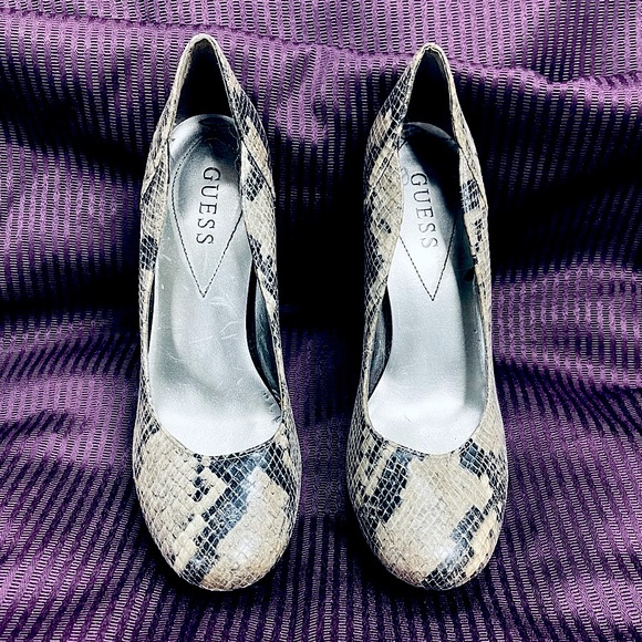 ➡️ !BOGO! ⬅️ GUESS Snake Skin Platform Pumps/ Used - Picture 14 of 15